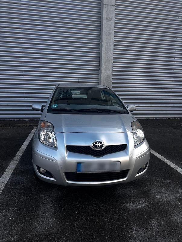 Gebraucht Toyota Yaris 69 PS (50 kW) 2011 Silber Kleinwagen