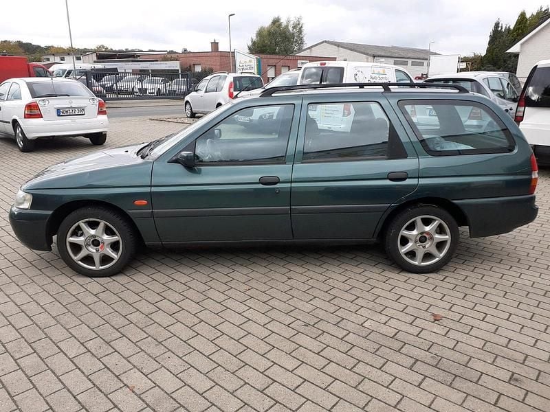 Grün Gebraucht 1999 Ford Escort Kombi | 550 € - Bild 1/4