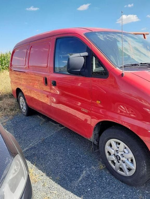 Rot Gebraucht 2005 Hyundai H-1 Van / Kleinbus | 1.500 € - Bild 1/4