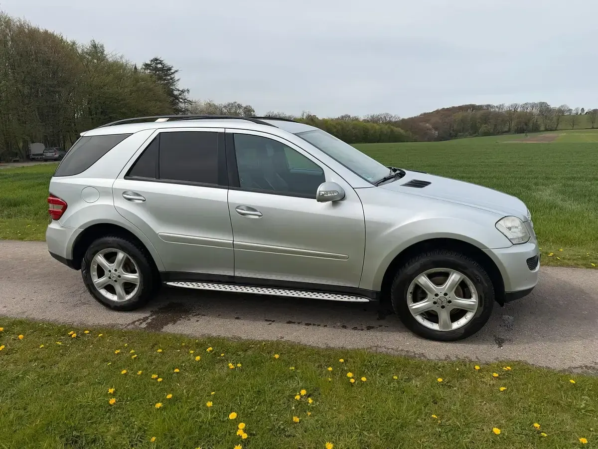 Gebraucht Mercedes ML320 224 PS (164 kW) 2007 Silber SUV