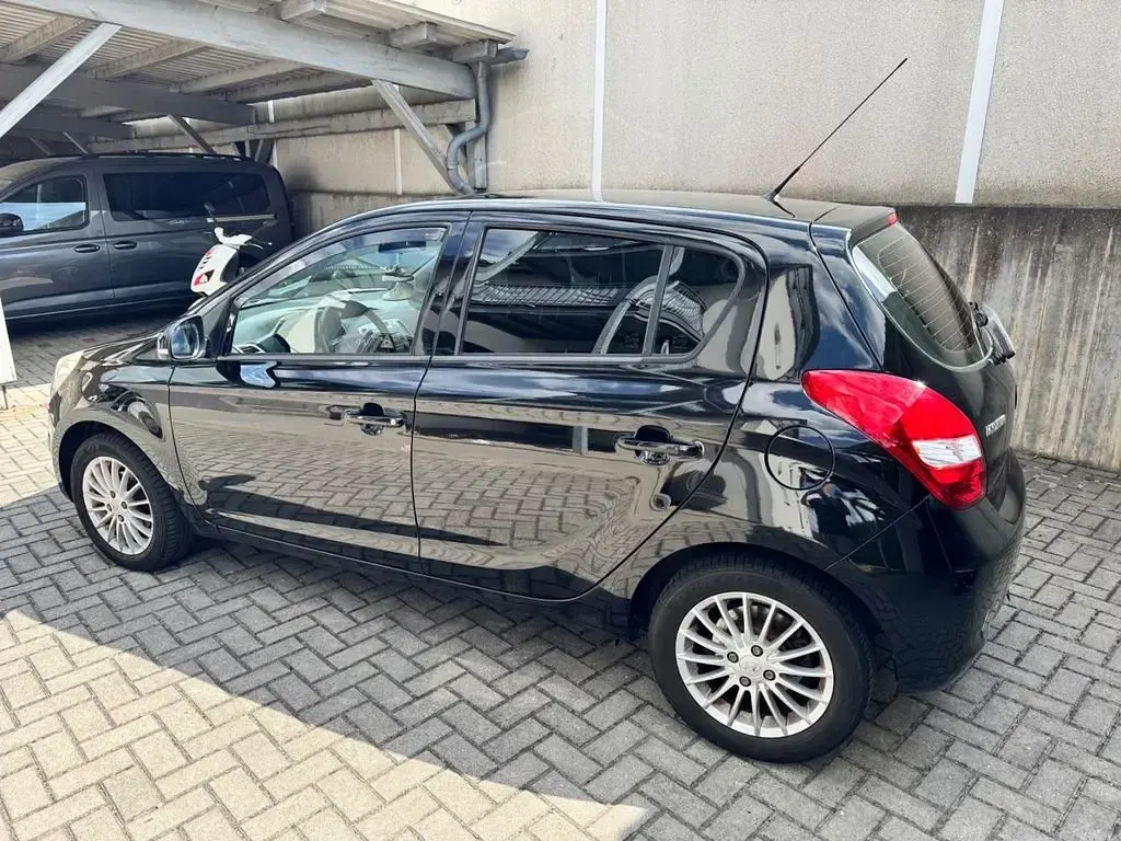 Gebraucht Hyundai i20 Edition 86 PS (63 kW) 2012 Schwarz Kleinwagen