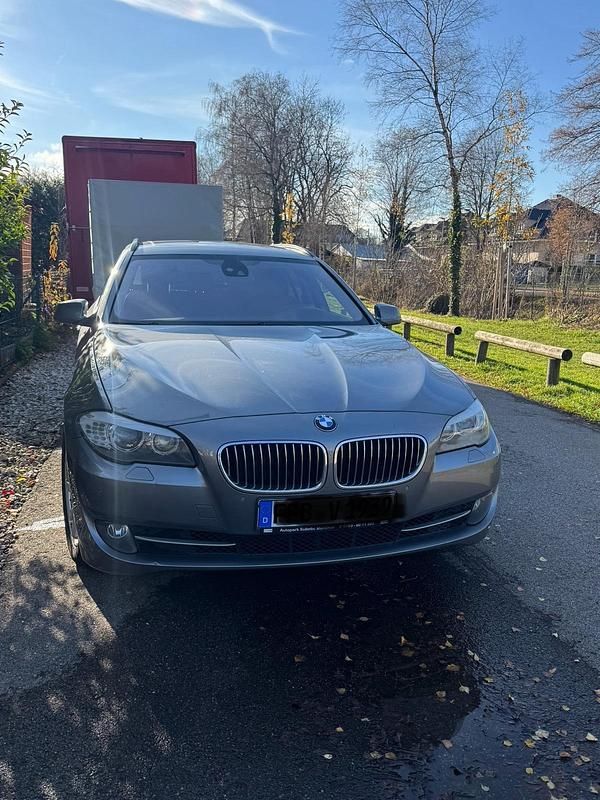 Gebraucht BMW 530 245 PS (180 kW) 2011 Grau Kombi