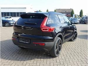 Neu Volvo XC40 Plus 163 PS (119 kW) 2025 Schwarz (onyx black) SUV