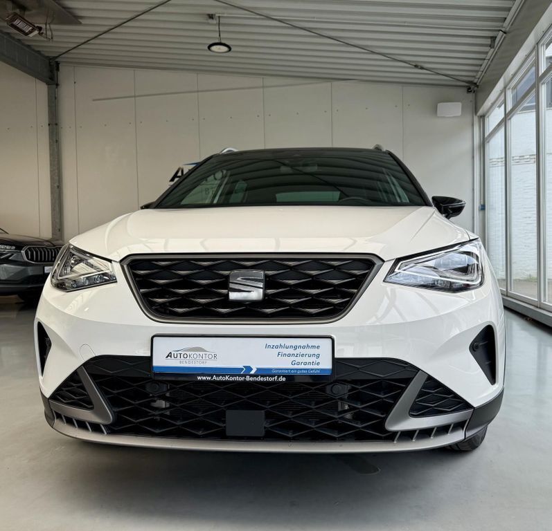 "candy" weiss Gebraucht 2024 Seat Arona FR Sport SUV | 22.970 € (Fairer Preis) - Bild 1/4