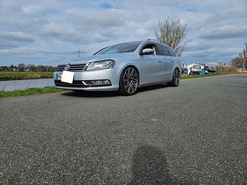 Silber Gebraucht 2012 VW Passat R Kombi | 9.800 € (Fairer Preis) - Bild 1/4