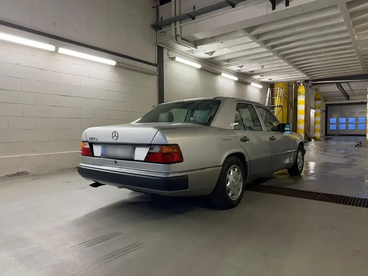 Gebraucht Mercedes E300 179 PS (131 kW) 1991 Silber Limousine