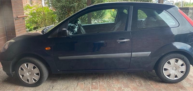 Blau Gebraucht 2004 Ford Fiesta Kleinwagen | 2.200 € - Bild 1/4
