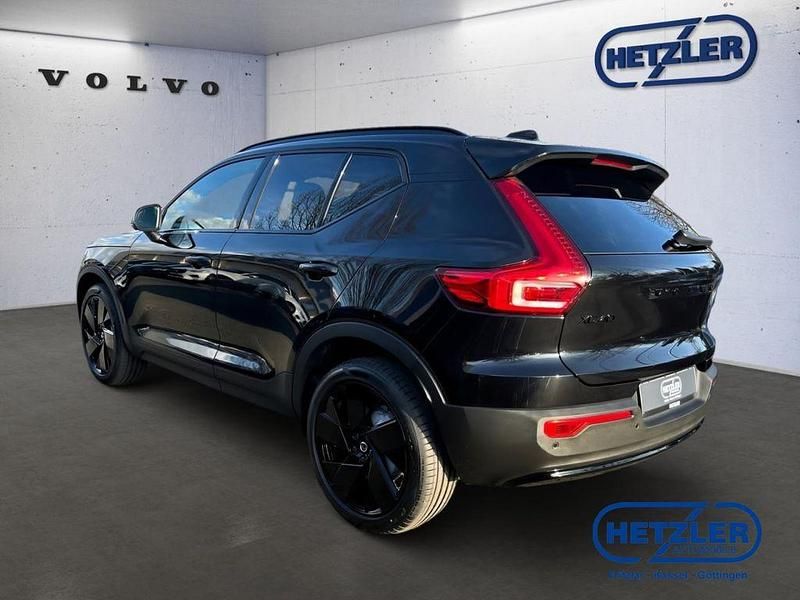 Neu Volvo XC40 Plus 163 PS (119 kW) 2026 Onyx black / metallic SUV