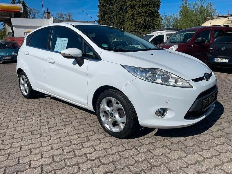 Używany Ford Fiesta Titanium 82 KM (60 kW) 2010 Biały Hatchback