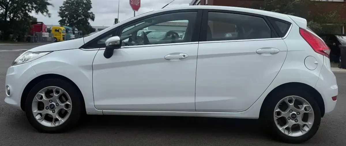 Gebraucht Ford Fiesta Trend 82 PS (60 kW) 2012 Weiß Kleinwagen