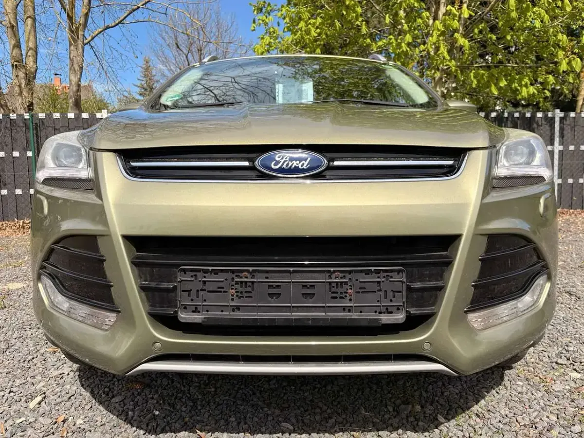 Usado Ford Kuga Titanium 140 HP (102 kW) 2013 Verde SUV