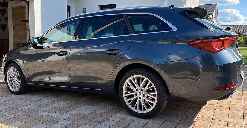 Grau Gebraucht 2022 Seat Leon XCELLENCE Kombi | 20.790 € (Guter Preis) - Bild 1/4