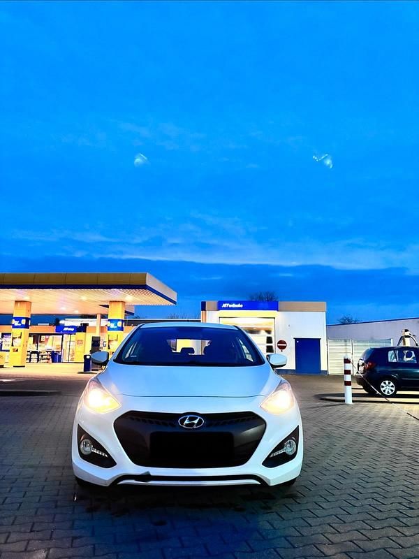 Gebraucht Hyundai i30 99 PS (72 kW) 2013 Weiß Coupé
