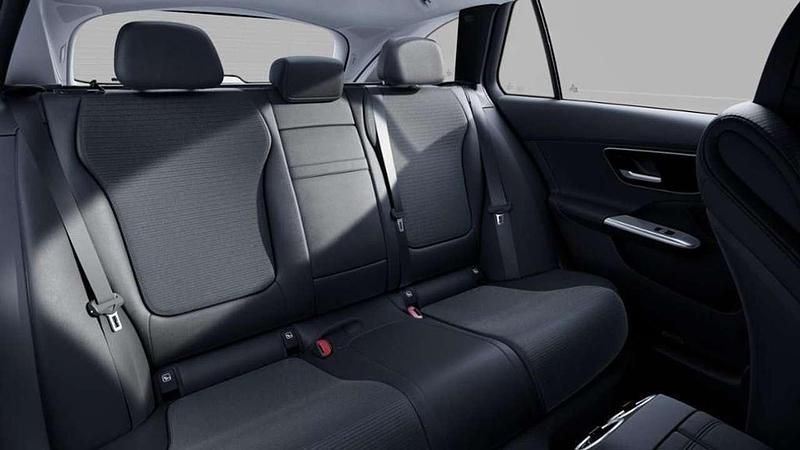 Gebraucht Mercedes C300e 204 PS (150 kW) 2024 Metalliclack sodalithblau Kombi