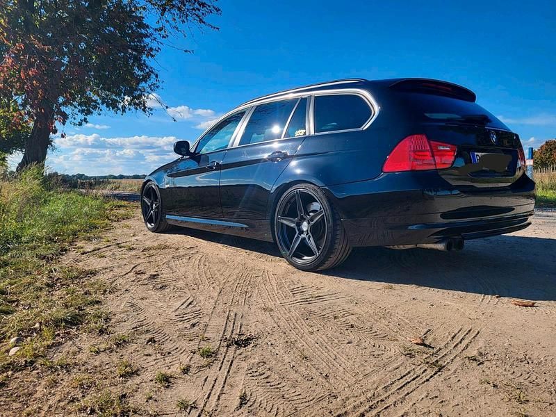 Gebraucht BMW 330 245 PS (180 kW) 2010 Schwarz Kombi