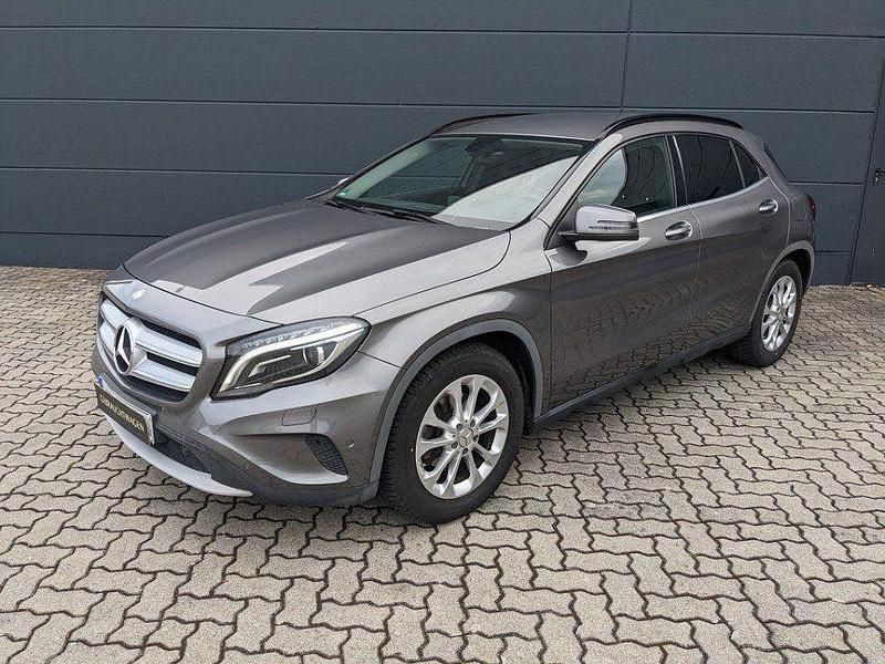 Mountaingrau metallic (metallic) Gebraucht 2015 Mercedes GLA200 Style SUV | 15.900 € (Guter Preis) - Bild 1/4