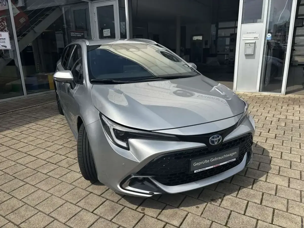 Neu Toyota Corolla 196 PS (144 kW) 2026 Cosmicsilber metallic Kombi