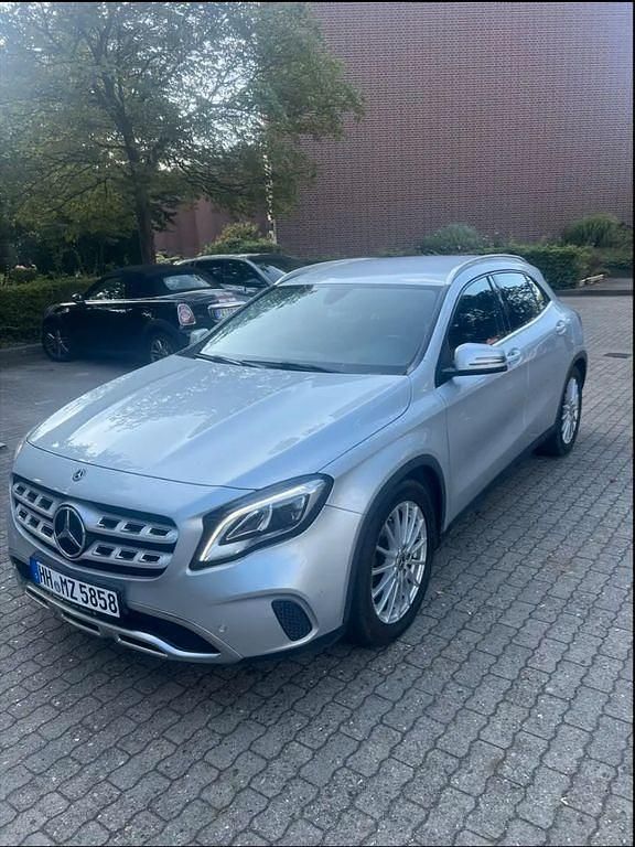 Silber Gebraucht 2019 Mercedes GLA180 Urban SUV | 17.499 € (Superpreis) - Bild 1/4