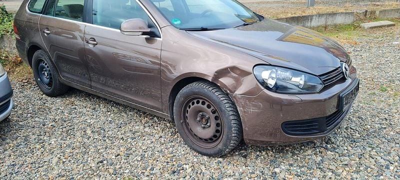 Braun Gebraucht 2011 VW Golf VI Comfortline Kombi | 2.199 € (Superpreis) - Bild 1/4