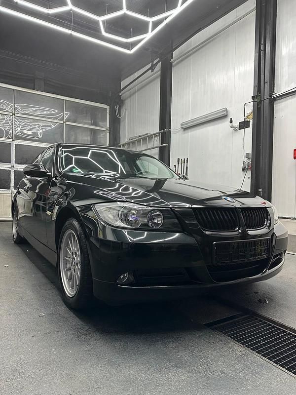 Gebraucht BMW 318 143 PS (105 kW) 2007 Schwarz Limousine