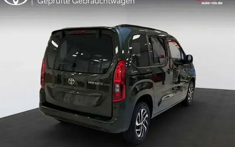 Neu Toyota Proace Verso City 131 PS (96 kW) 2026 Grün Kombi