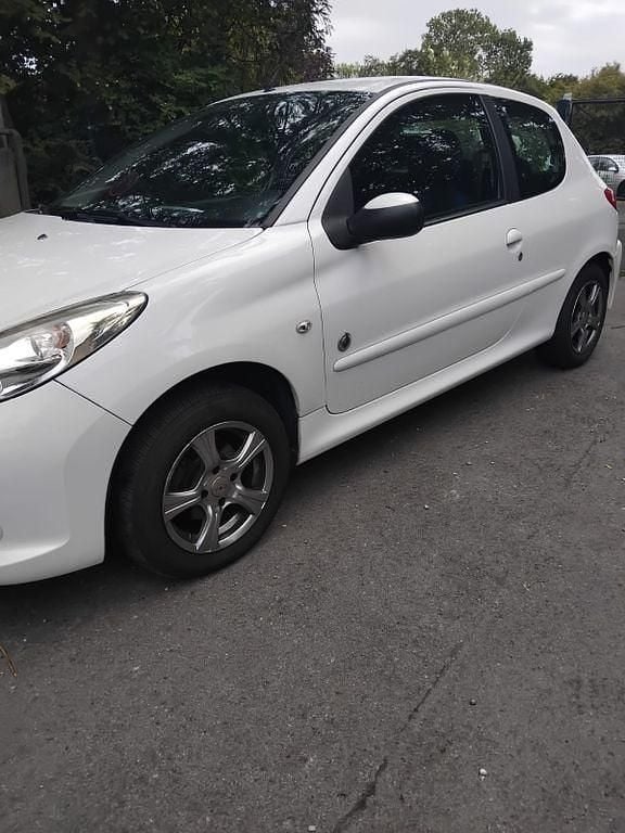 Weiß Gebraucht 2012 Peugeot 206 Sportium Limousine | 2.450 € (Fairer Preis) - Bild 1/4