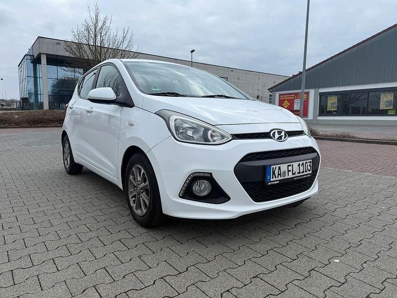 Gebraucht Hyundai i10 Edition 87 PS (63 kW) 2015 Weiß Kleinwagen