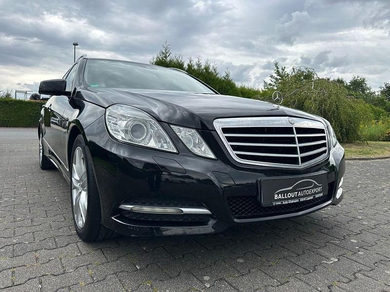 Schwarz Gebraucht 2010 Mercedes E350 Avantgarde Limousine | 8.500 € (Superpreis) - Bild 1/4