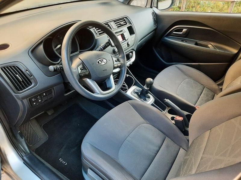 Silber Gebraucht 2012 Kia Rio Spirit Limousine | 5.400 € (Fairer Preis) - Bild 1/4