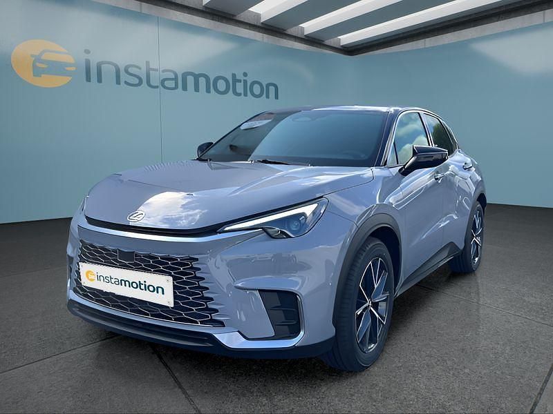 Grau Neu 2025 Lexus LBX SUV | 35.749 € (Teuer) - Bild 1/4