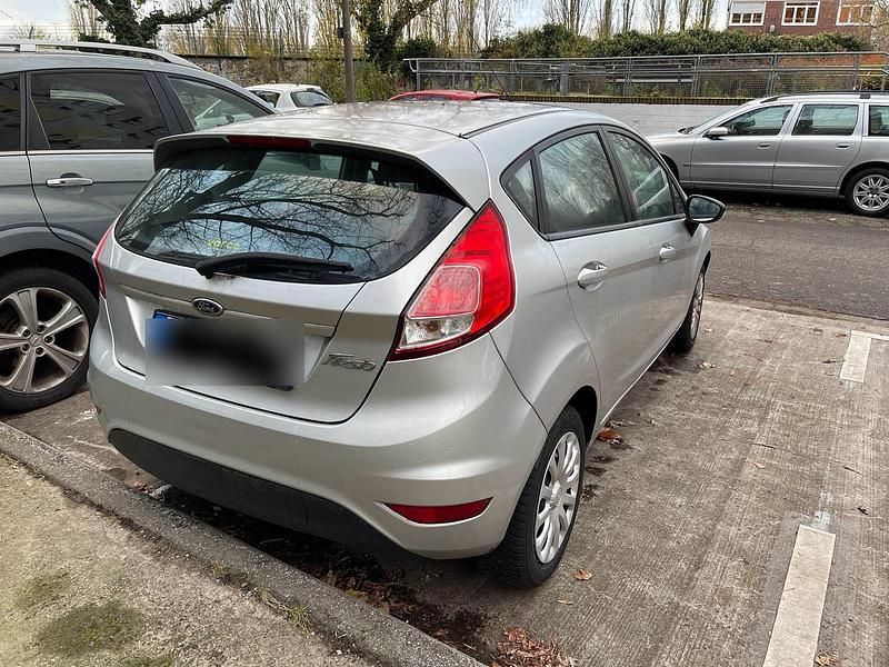 Gebraucht Ford Fiesta 92 PS (67 kW) 2013 Silber Limousine