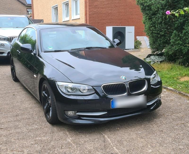 Schwarz Gebraucht 2013 BMW 320 Cabriolet Cabrio | 15.950 € (Fairer Preis) - Bild 1/4