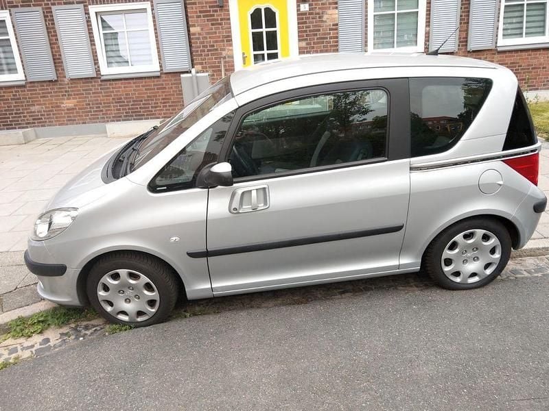 Grau Gebraucht 2005 Peugeot 1007 Tendance Kleinwagen | 2.700 € (Fairer Preis) - Bild 1/4
