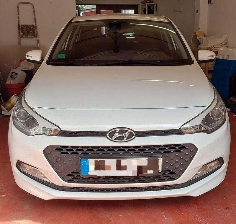 Weiß Gebraucht 2016 Hyundai i20 Active Limousine | 8.200 € (Fairer Preis) - Bild 1/4