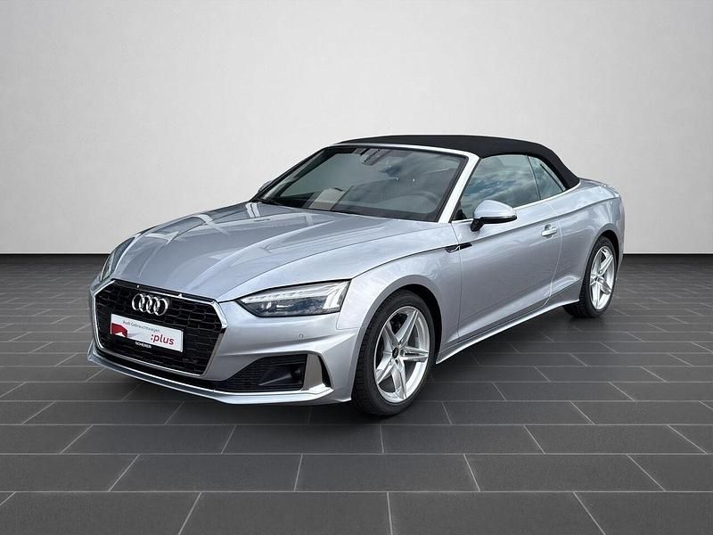 Florettsilber metallic verdeck schwarz (metallic) Gebraucht 2024 Audi A5 Advanced Plus Cabrio | 39.900 € - Bild 1/4