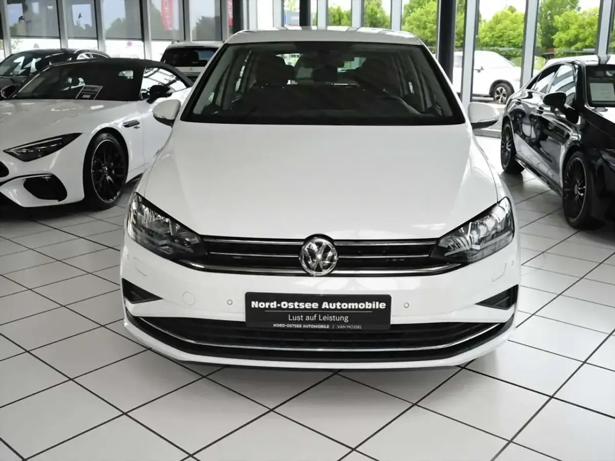 Gebraucht VW Golf VII Comfortline 131 PS (96 kW) 2020 Weiß Van / Kleinbus