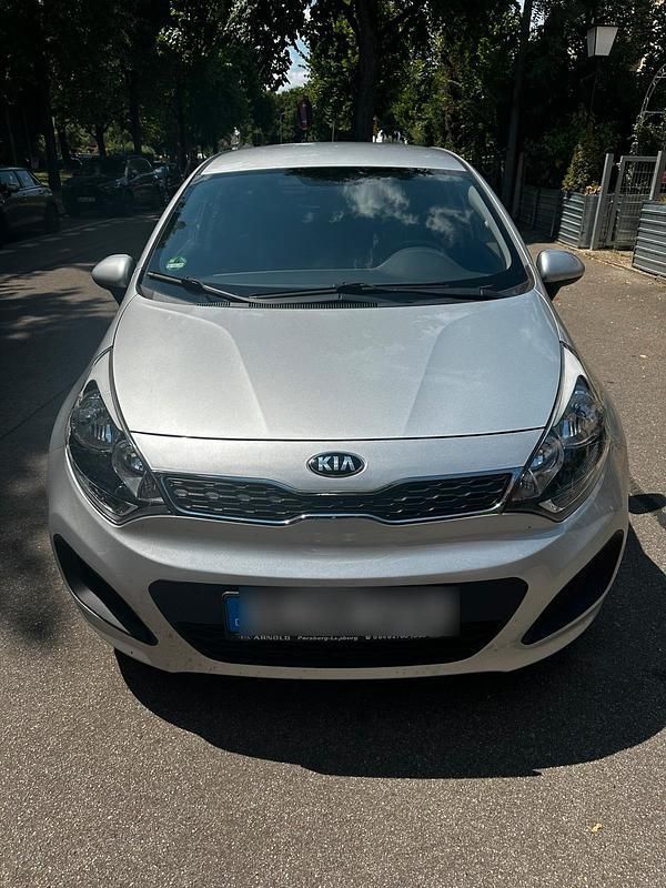 Silber Gebraucht 2014 Kia Rio 2 Kleinwagen | 5.800 € (Fairer Preis) - Bild 1/4