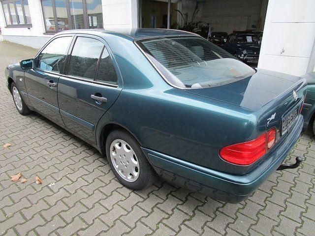 Gebraucht Mercedes E200 Classic 136 PS (100 kW) 1997 Grün metallic Limousine