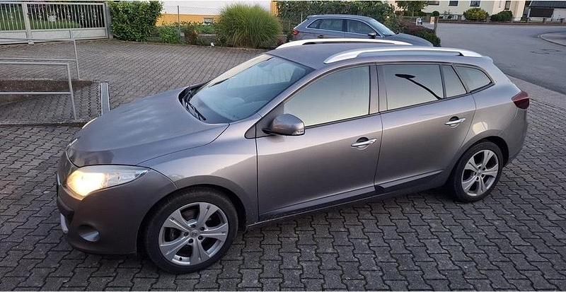 Grau Gebraucht 2010 Renault Mégane GrandTour Kombi | 4.900 € (Fairer Preis) - Bild 1/4