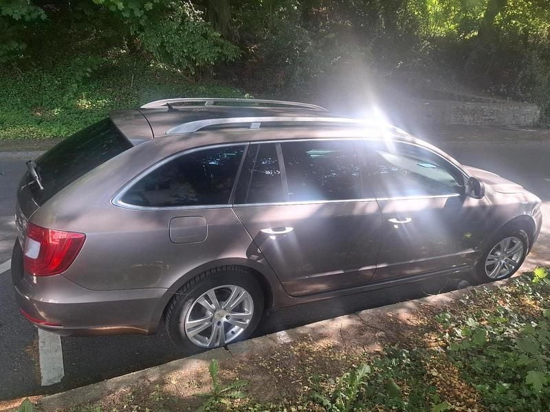 Braun Gebraucht 2010 Skoda Superb Kombi | 3.400 € (Fairer Preis) - Bild 1/4