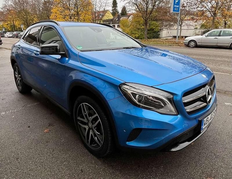 Blau Gebraucht 2015 Mercedes GLA200 Urban SUV | 12.500 € (Guter Preis) - Bild 1/4