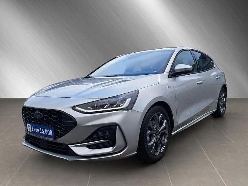 Silber Gebraucht 2024 Ford Focus ST-Line Limousine | 25.990 € (Fairer Preis) - Bild 1/4