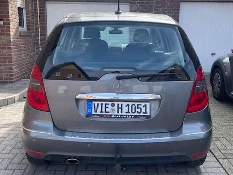Gebraucht Mercedes A180 116 PS (85 kW) 2011 Grau Limousine