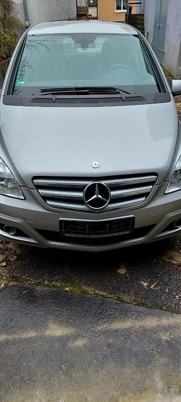 Silber Gebraucht 2009 Mercedes B180 Van / Kleinbus | 5.200 € (Guter Preis) - Bild 1/4