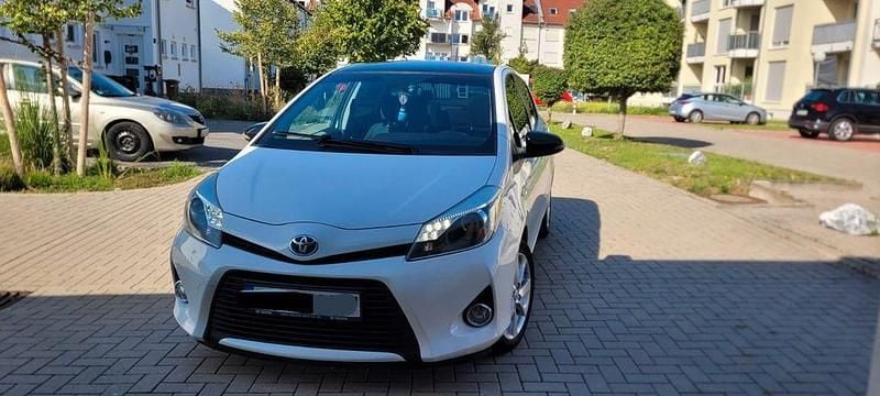 Gebraucht Toyota Yaris Club 101 PS (74 kW) 2013 Weiß Kleinwagen
