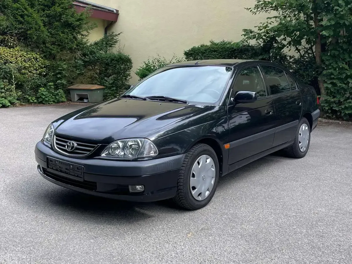 Gebraucht Toyota Avensis Sol 150 PS (110 kW) 2001 Schwarz Limousine