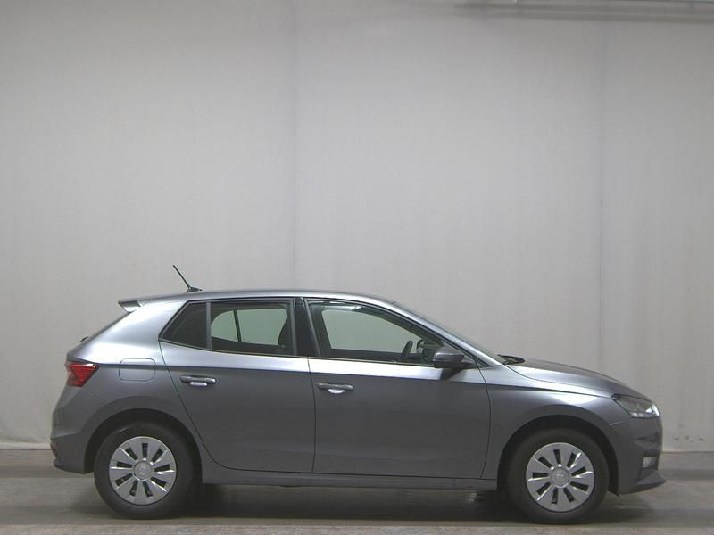 Grau Gebraucht 2022 Skoda Fabia Active Limousine | 12.680 € (Guter Preis) - Bild 1/4