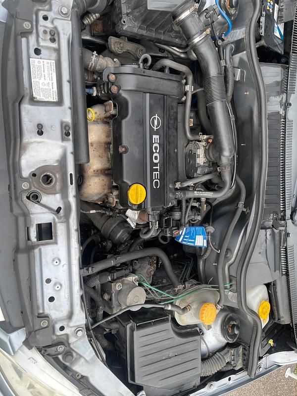Grau Gebraucht 2006 Opel Corsa Limousine | 1.600 € (Fairer Preis) - Bild 1/4
