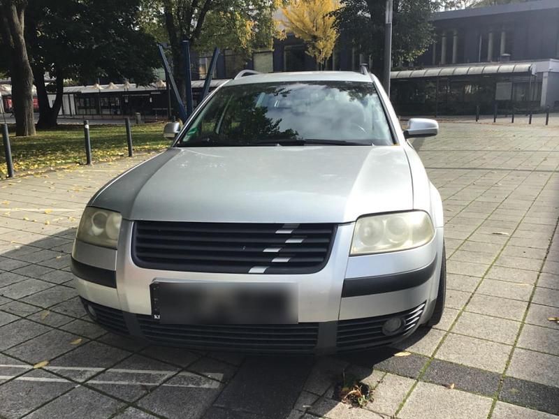 Silber Gebraucht 2002 VW Passat Kombi | 2.498 € (Fairer Preis) - Bild 1/4