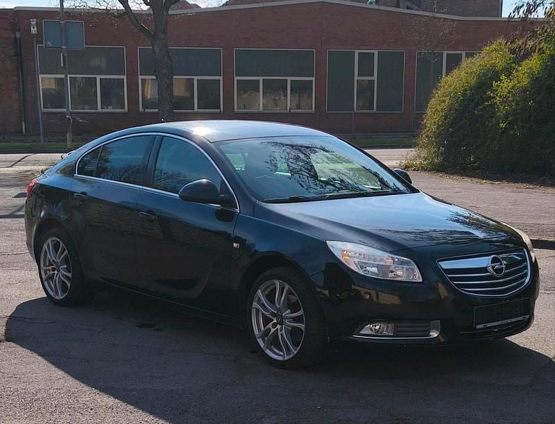 Usado Opel Insignia 160 HP (117 kW) 2011 Preto Sedan